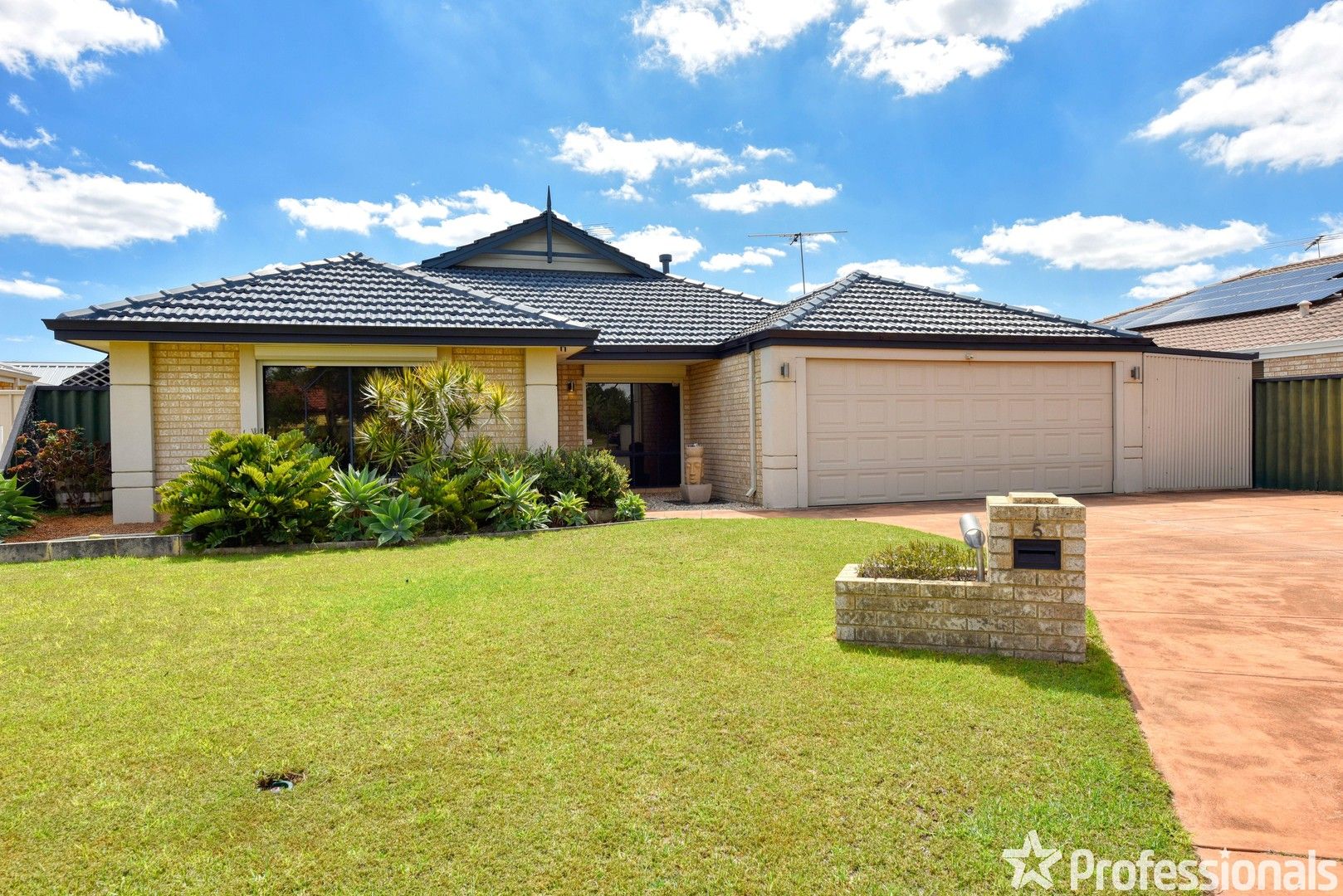 4 bedrooms House in 5 Silvertop Circle WARNBRO WA, 6169