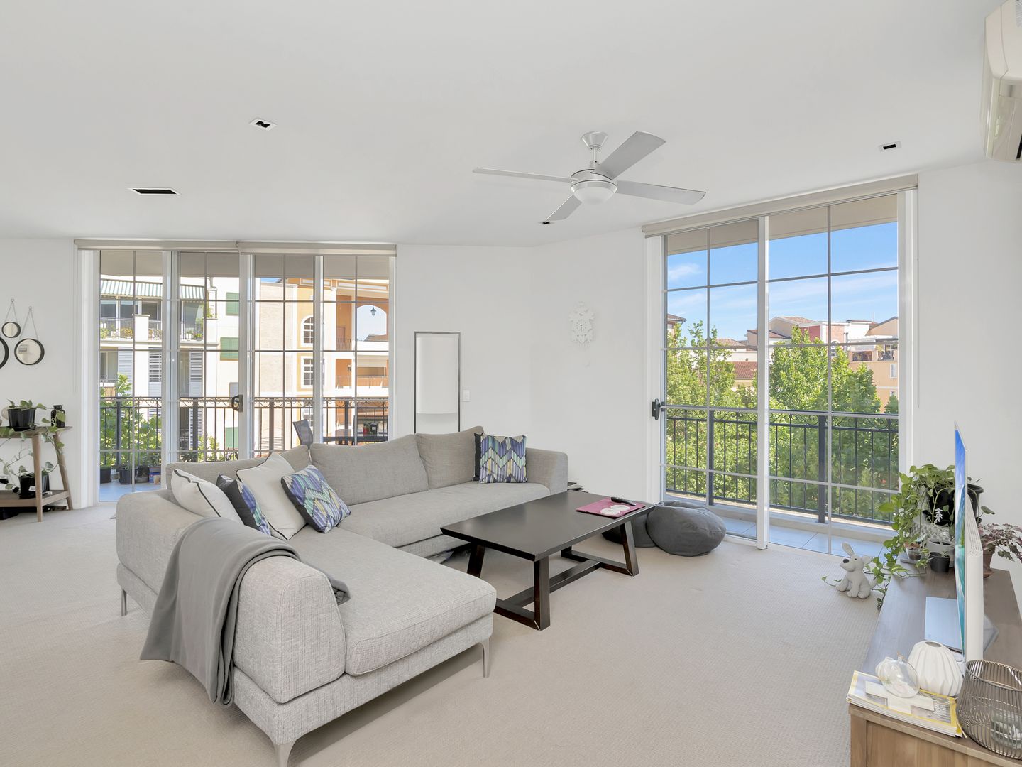 2037/3029 The Boulevard, Carrara QLD 4211, Image 2