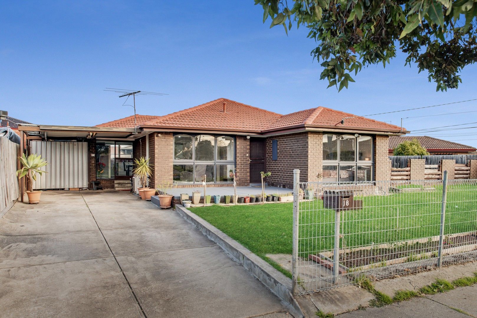 3 bedrooms House in 18 Scampton  Crescent TULLAMARINE VIC, 3043