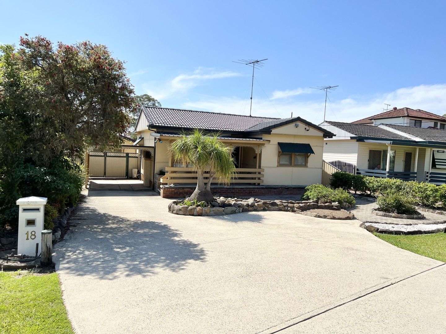 4 bedrooms House in 18 Marnpar Road SEVEN HILLS NSW, 2147