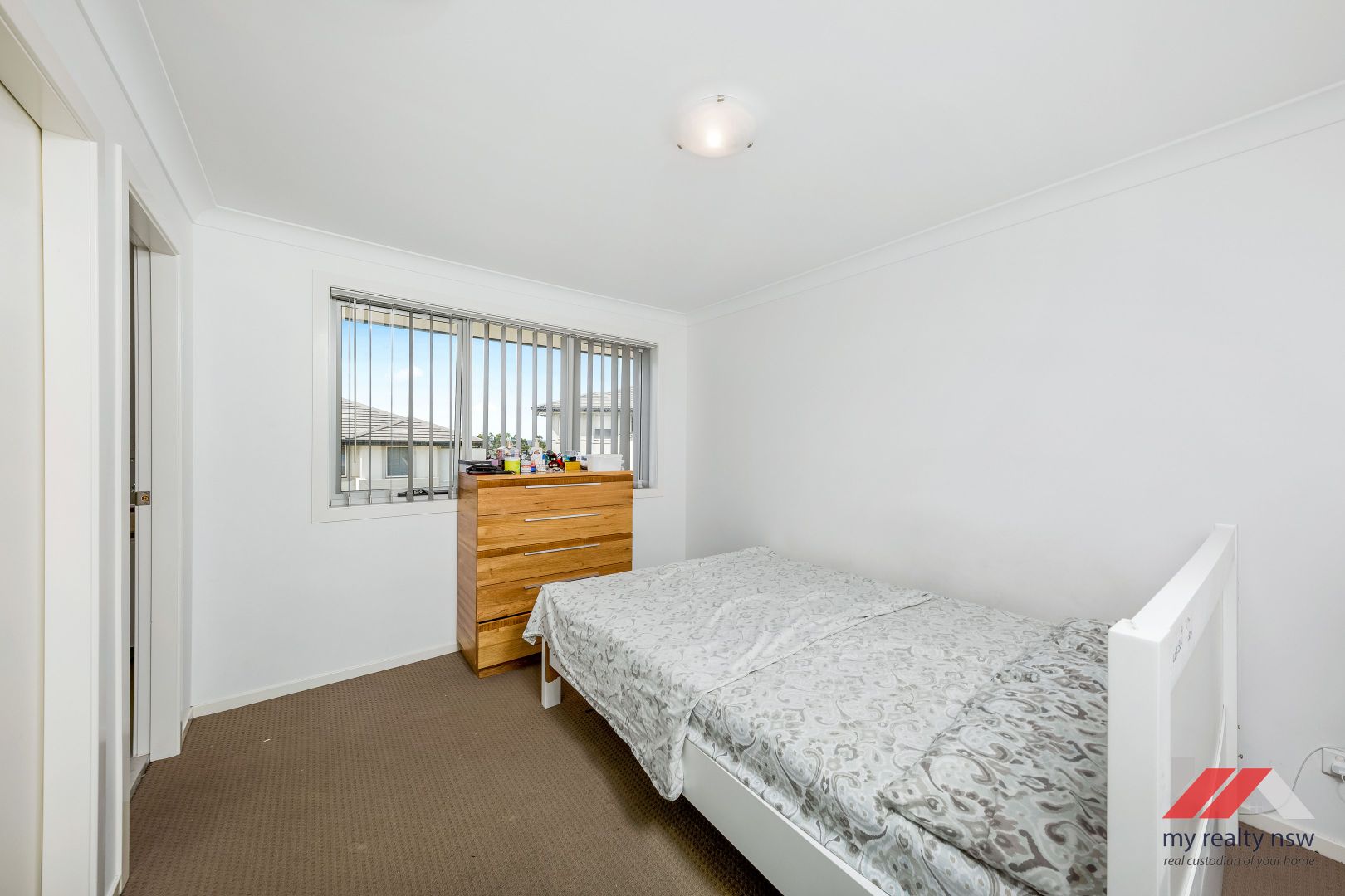 10 Highland Close, Macquarie Links NSW 2565, Image 2