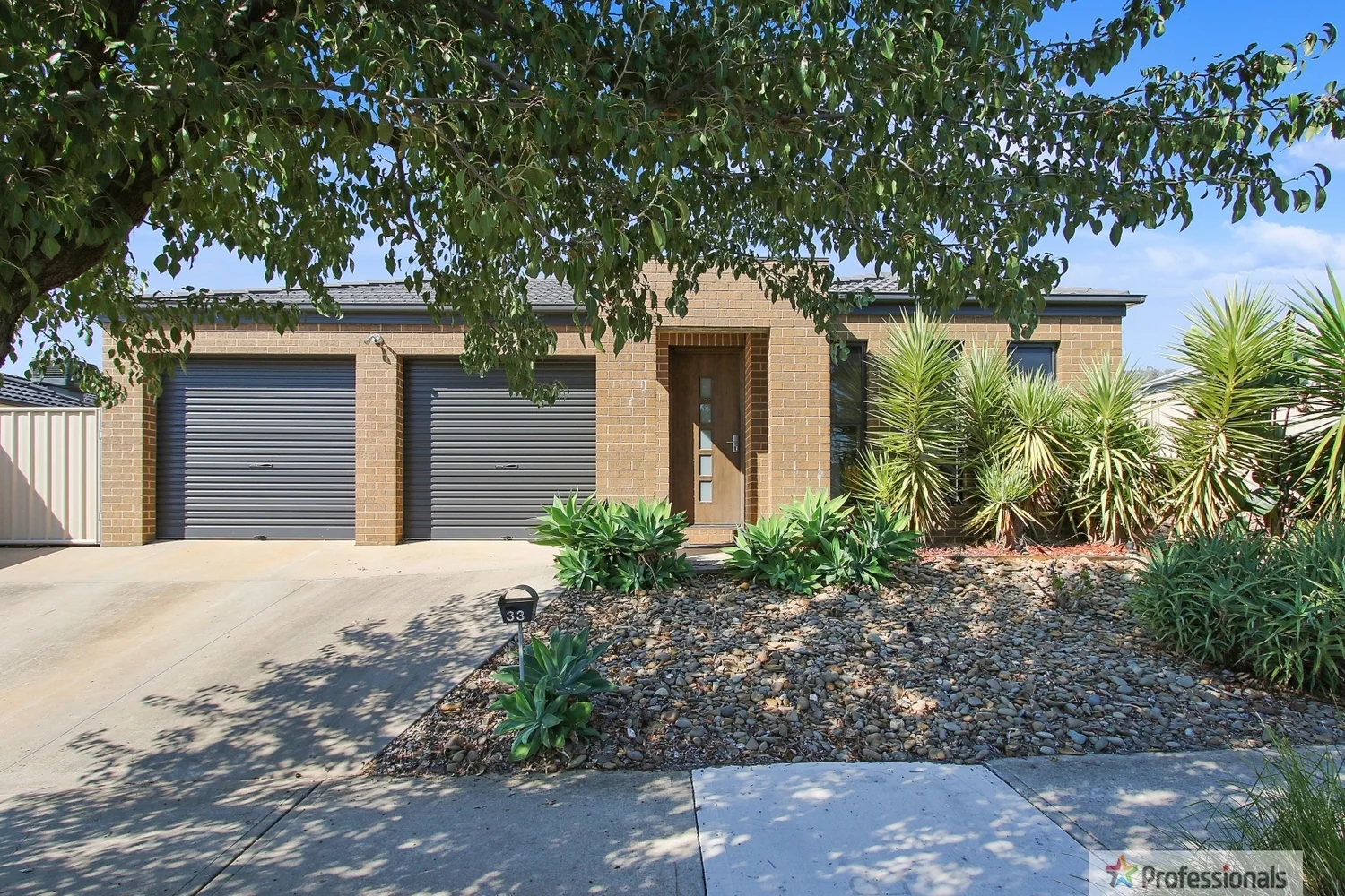 Primary image of 33 Victoria Cross Parade, Wodonga VIC 3690
