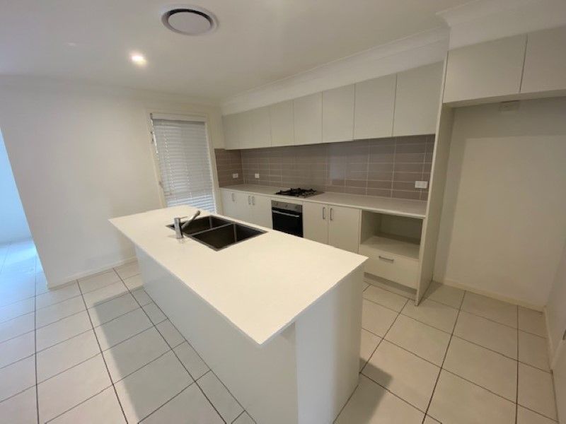 31 Highland Close, Macquarie Links NSW 2565, Image 2