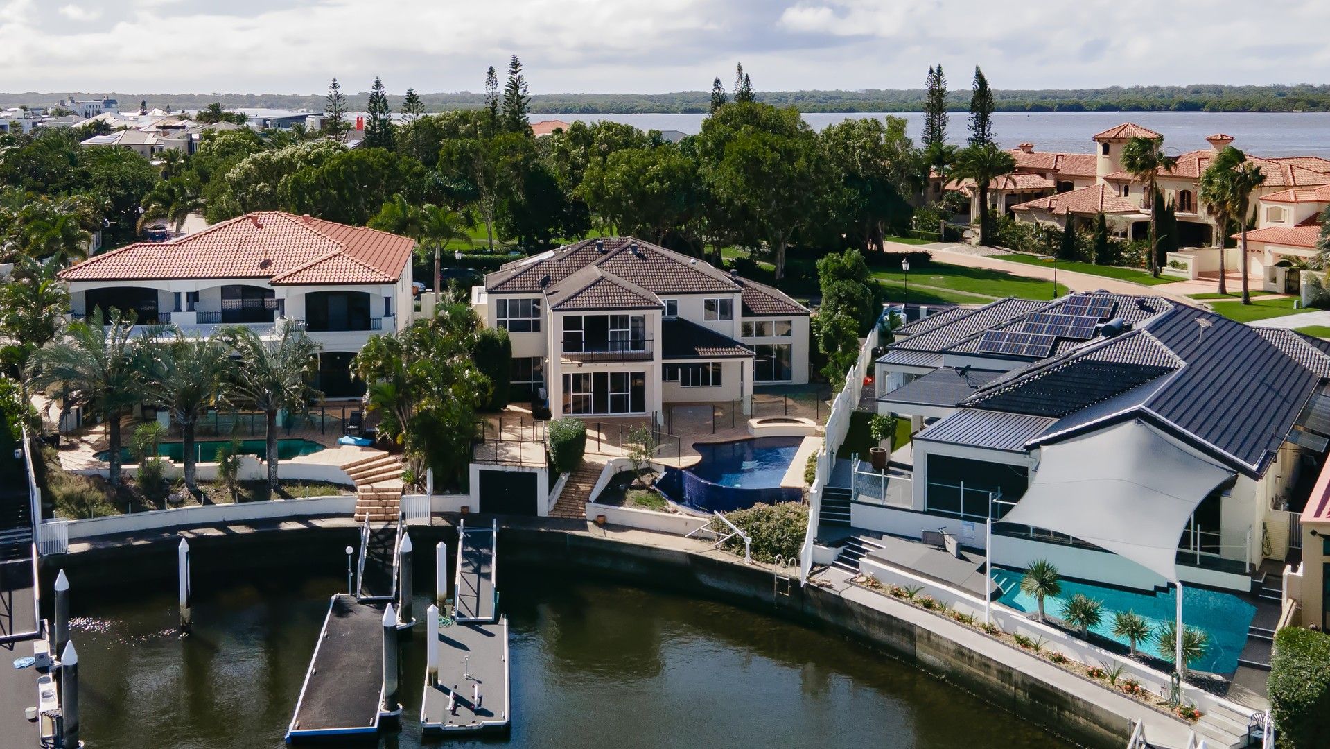 5 bedrooms House in 30 King Arthurs Court SOVEREIGN ISLANDS QLD, 4216