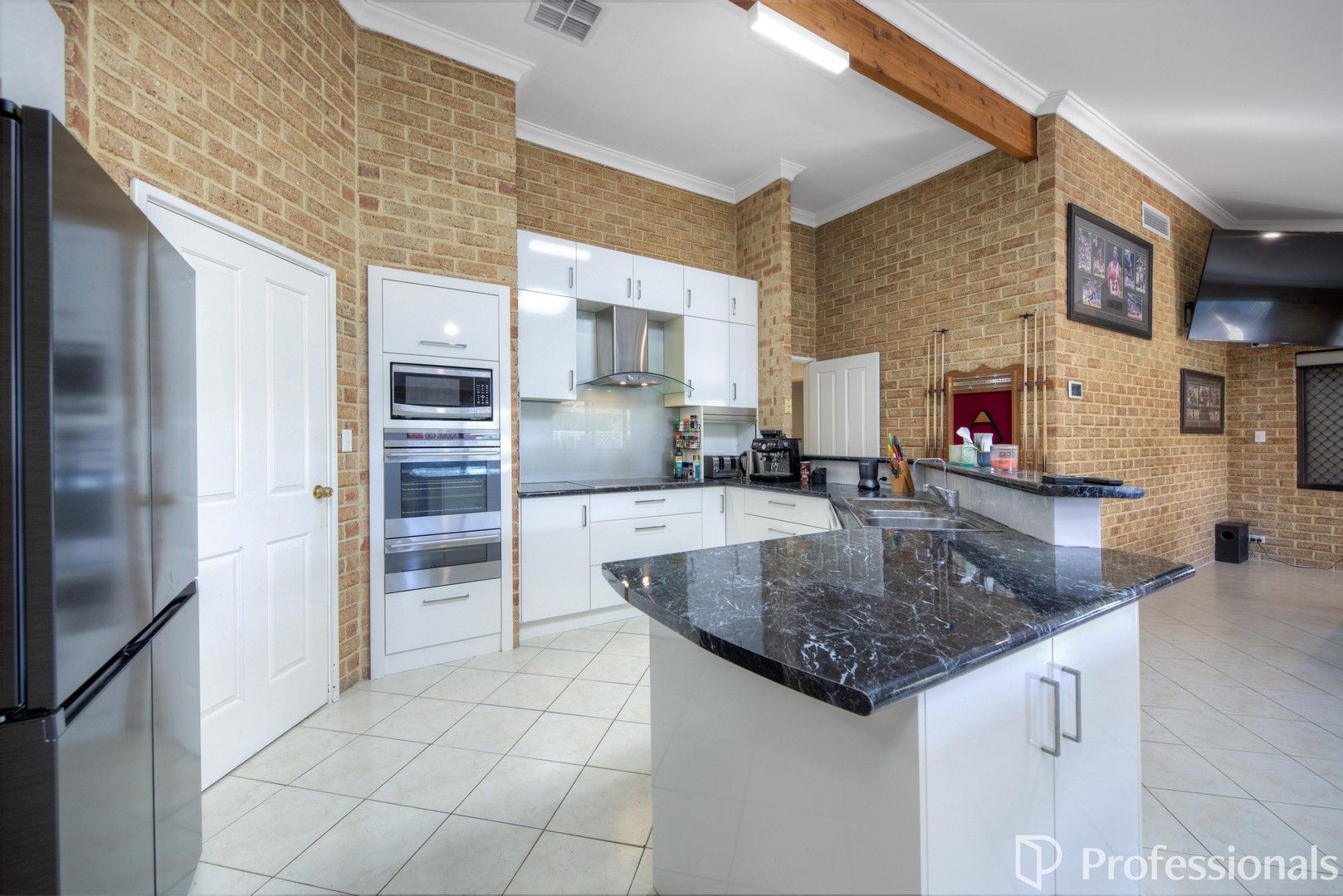 4 bedrooms House in 8 Capstone Way MARANGAROO WA, 6064