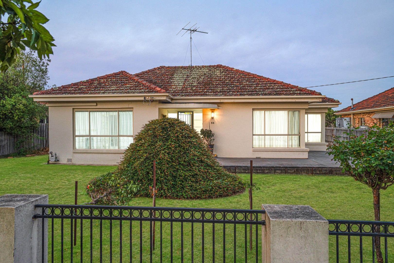 2 bedrooms House in 64 Roslyn Road BELMONT VIC, 3216