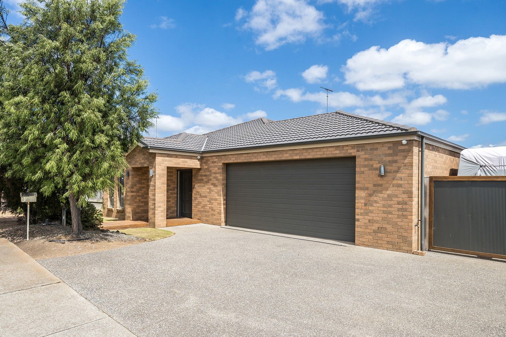 4 bedrooms House in 35 Stoneleigh Crescent HIGHTON VIC, 3216