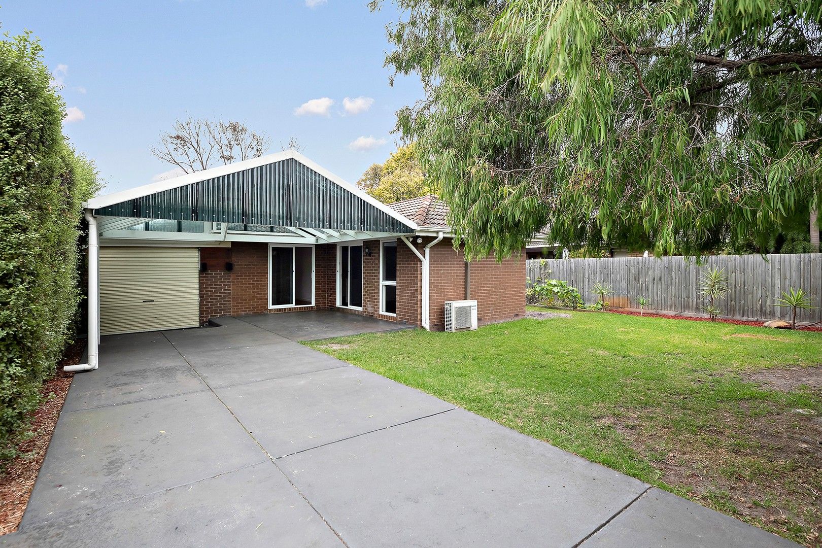 3 bedrooms House in 9 Oaklands Crescent FRANKSTON VIC, 3199