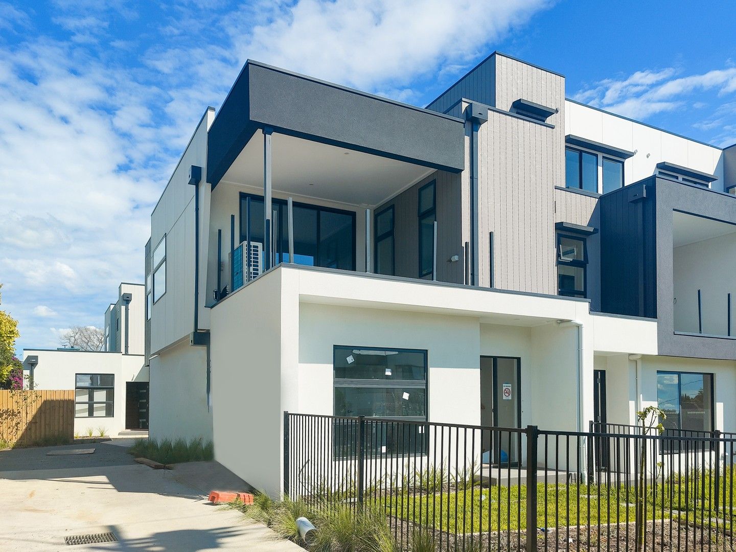 3 bedrooms Townhouse in 1/9 Hillview Avenue ROWVILLE VIC, 3178