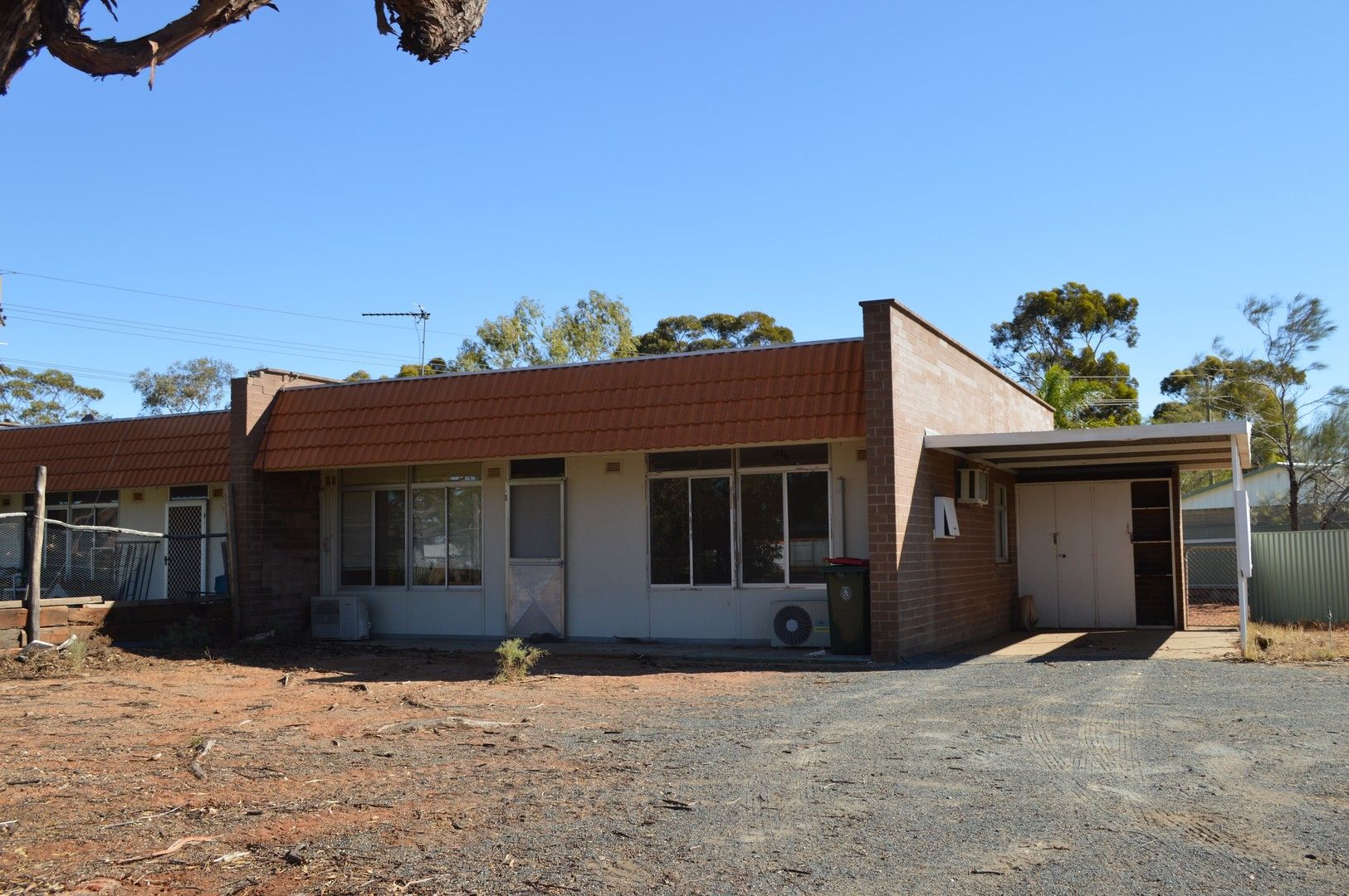 2 bedrooms House in 76 Saltbush Road KAMBALDA WEST WA, 6442