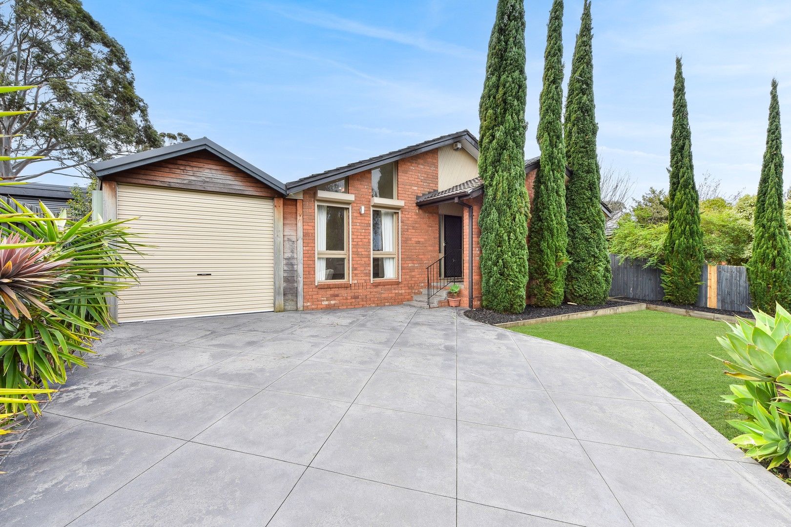 4 bedrooms House in 15 Jolimont Avenue MULGRAVE VIC, 3170