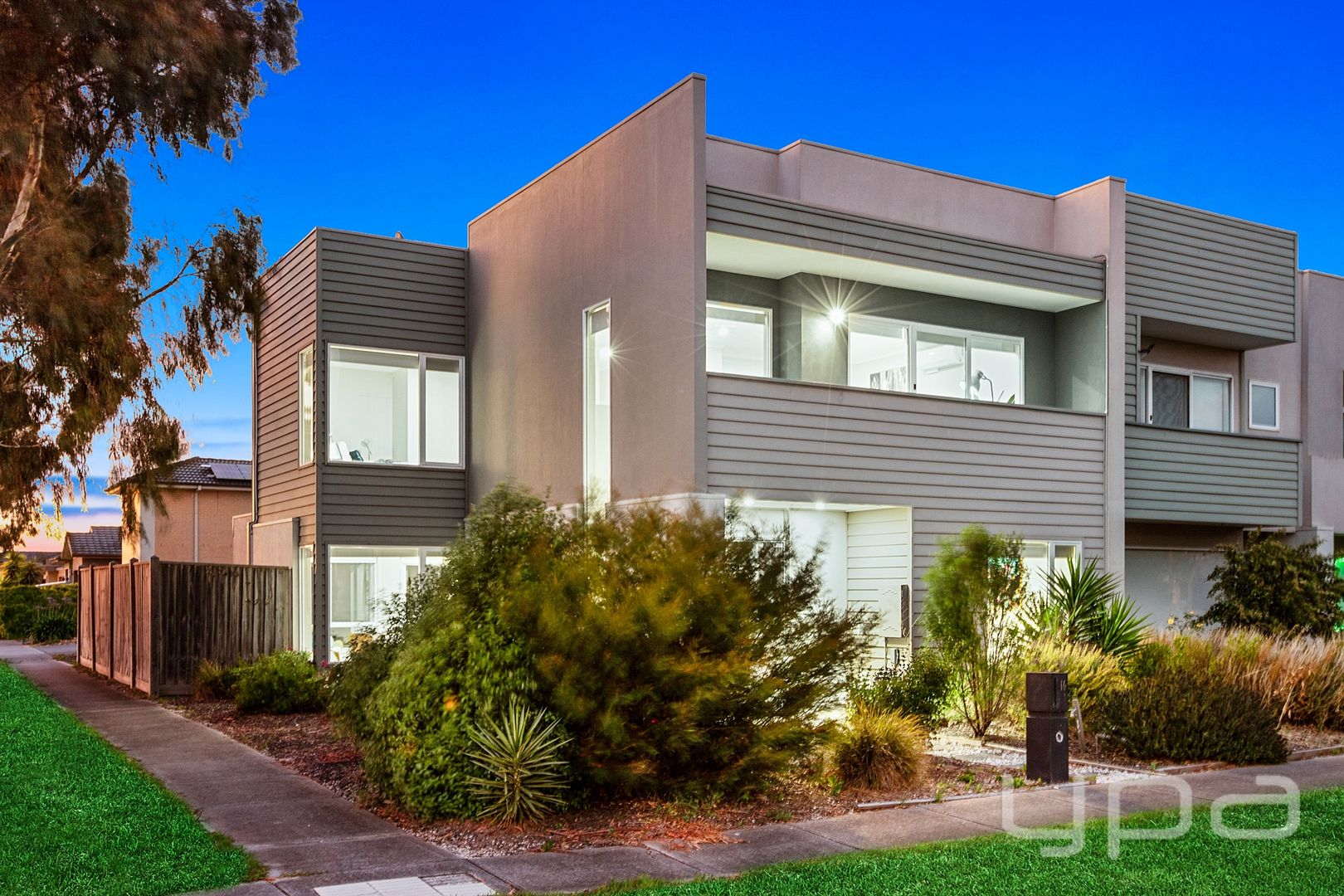 16 Whitetop Drive, Point Cook VIC 3030