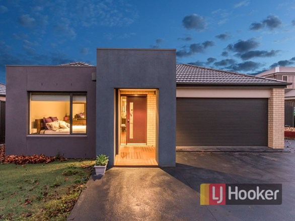 10 Lawrence Close, Pakenham VIC 3810