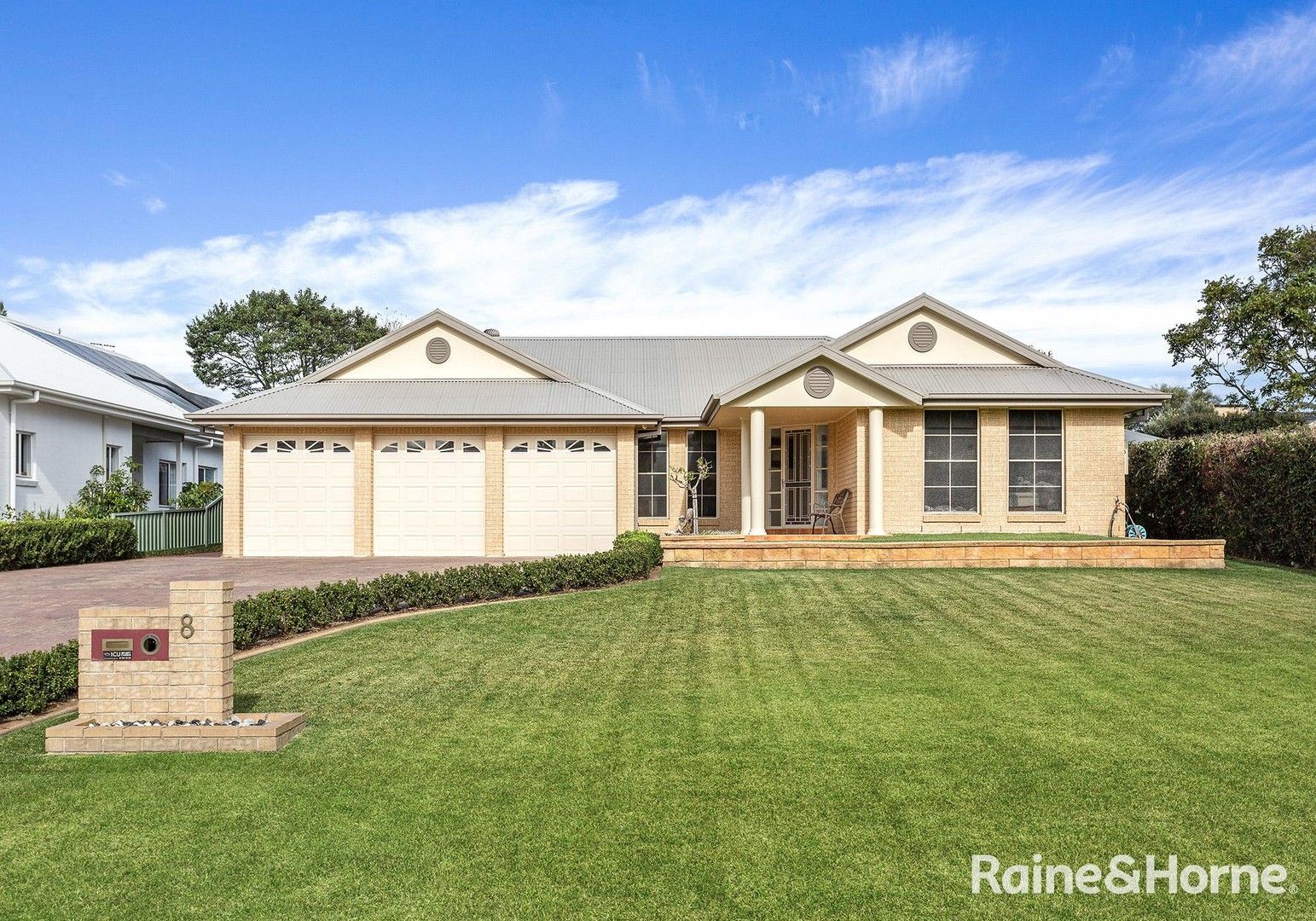 4 bedrooms House in 8 Appleberry Close BOMADERRY NSW, 2541
