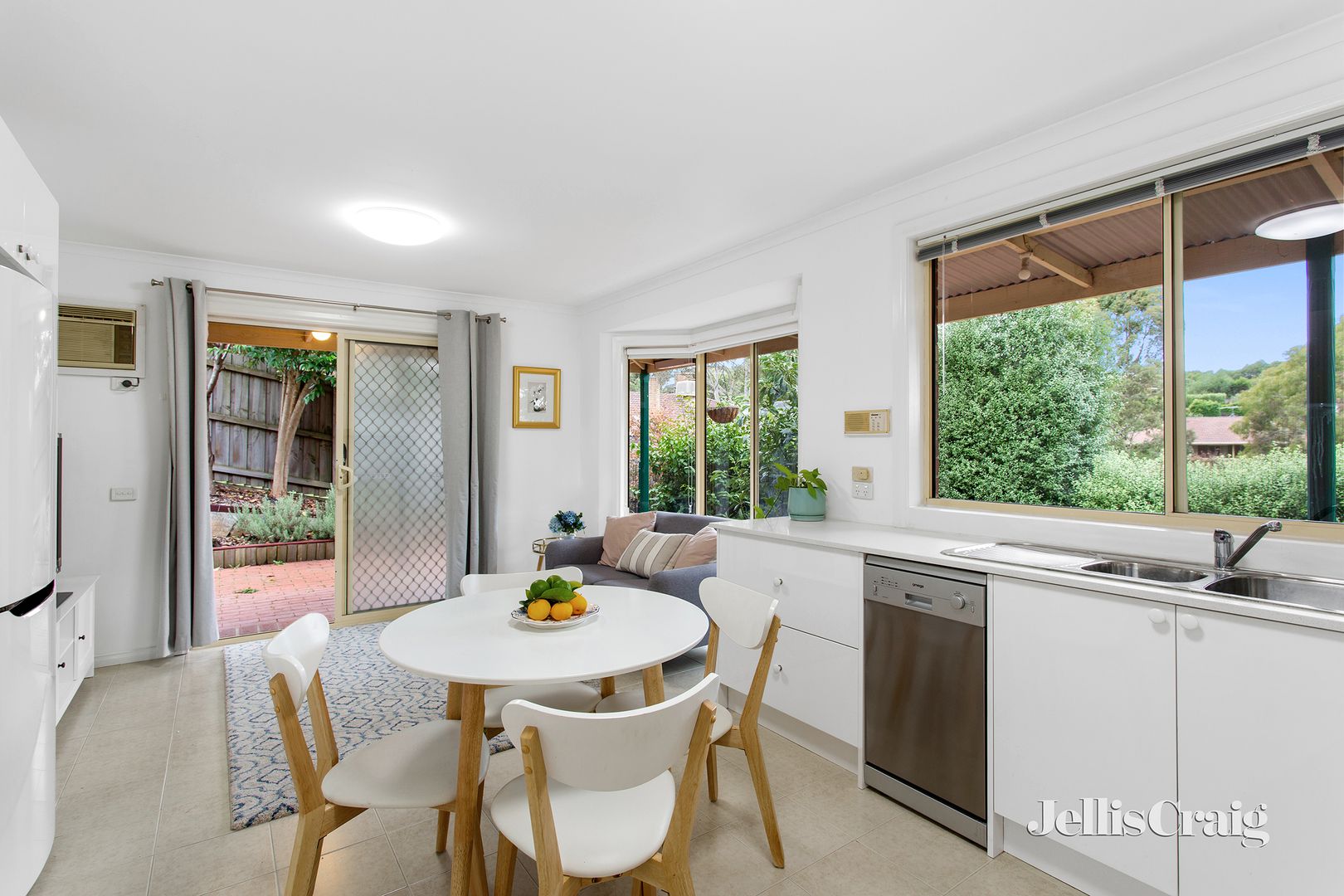 2/27 Tamboon Dr, St Helena VIC 3088, Image 2