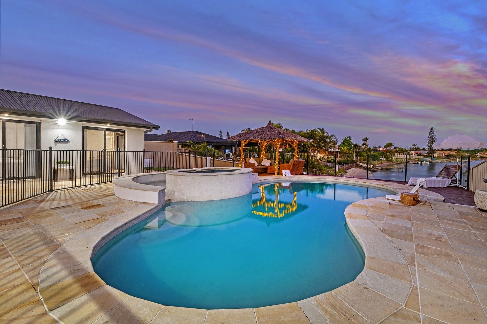 5 bedrooms House in 204 Sunshine Boulevard MERMAID WATERS QLD, 4218