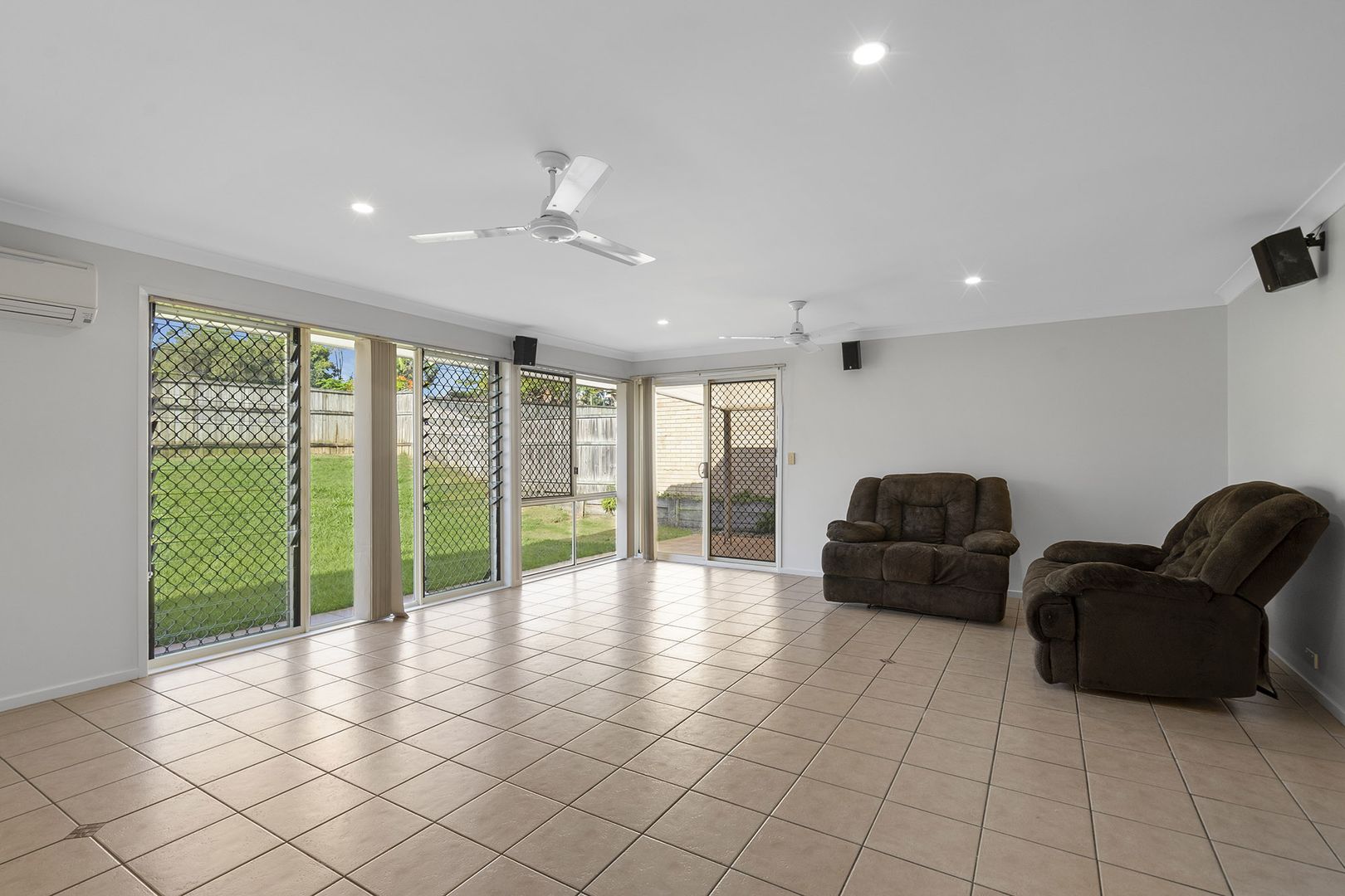 6 Pinedale Crescent, Parkinson QLD 4115, Image 2