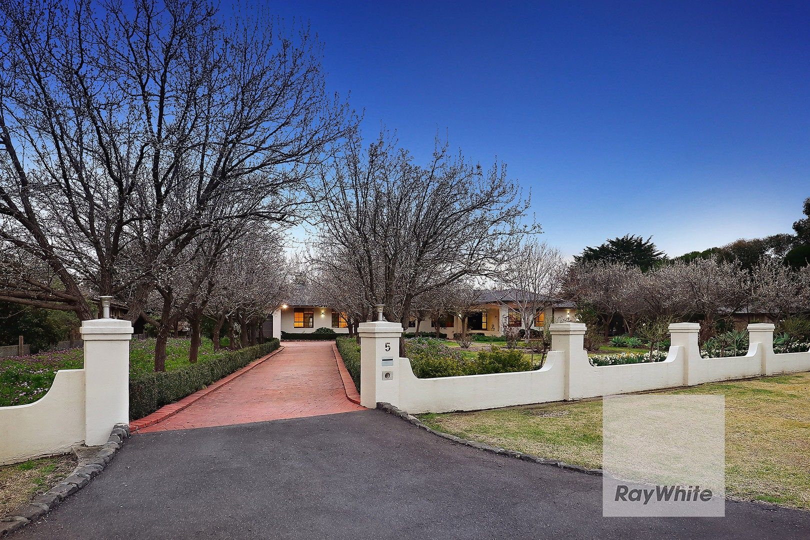 4 bedrooms House in 5 Cupar Place GREENVALE VIC, 3059