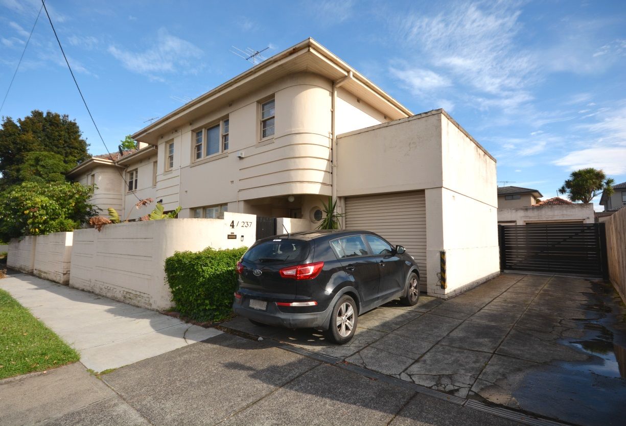 3 bedrooms Apartment / Unit / Flat in 2/237 Glen Eira Road CAULFIELD NORTH VIC, 3161