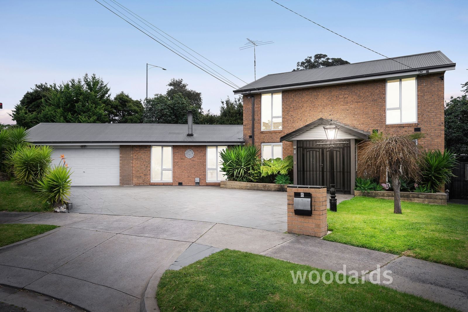 4 bedrooms House in 5 Eades Court TEMPLESTOWE VIC, 3106