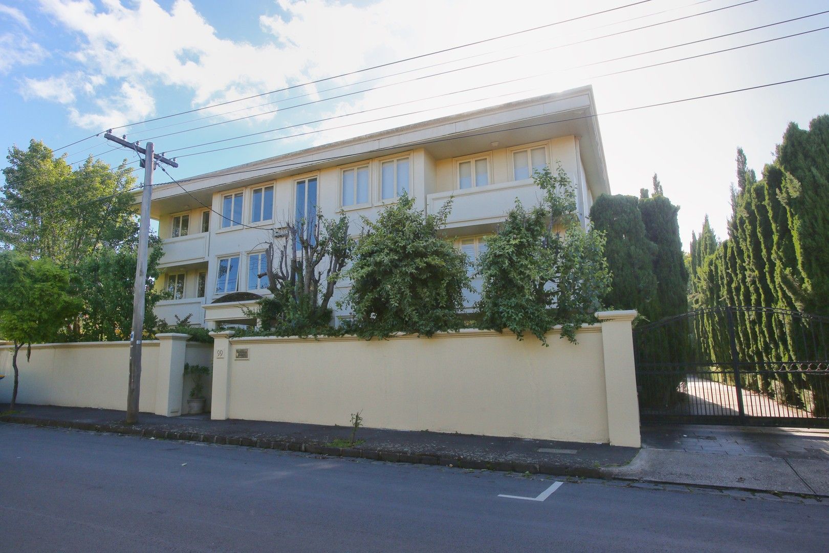 2 bedrooms Apartment / Unit / Flat in 1/97-99 BROUGHAM STREET KEW VIC, 3101