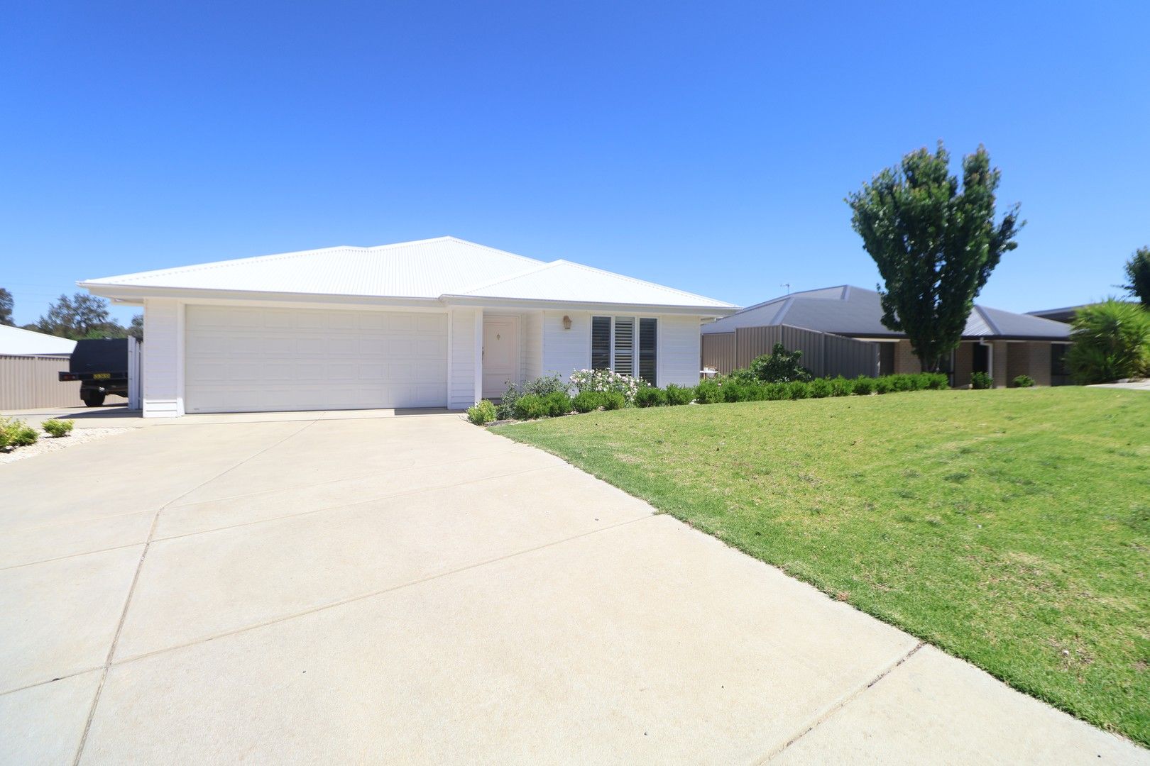 3 bedrooms House in 1/30 Messenger Avenue BOOROOMA NSW, 2650