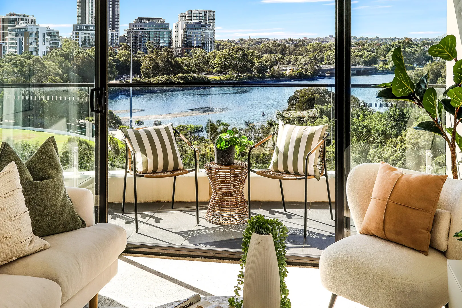 A Premium Outlook Across City Lights, Parklands & Waterways - View 2