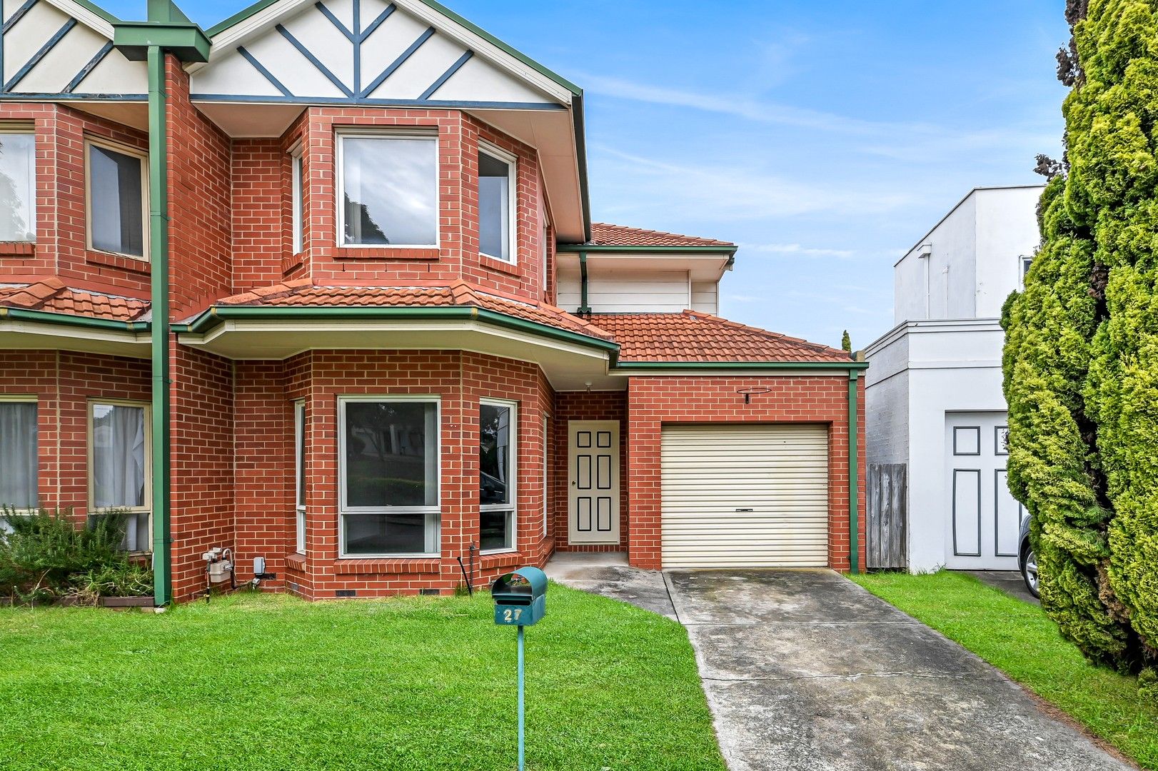 4 bedrooms House in 27 The Quadrangle GLEN WAVERLEY VIC, 3150