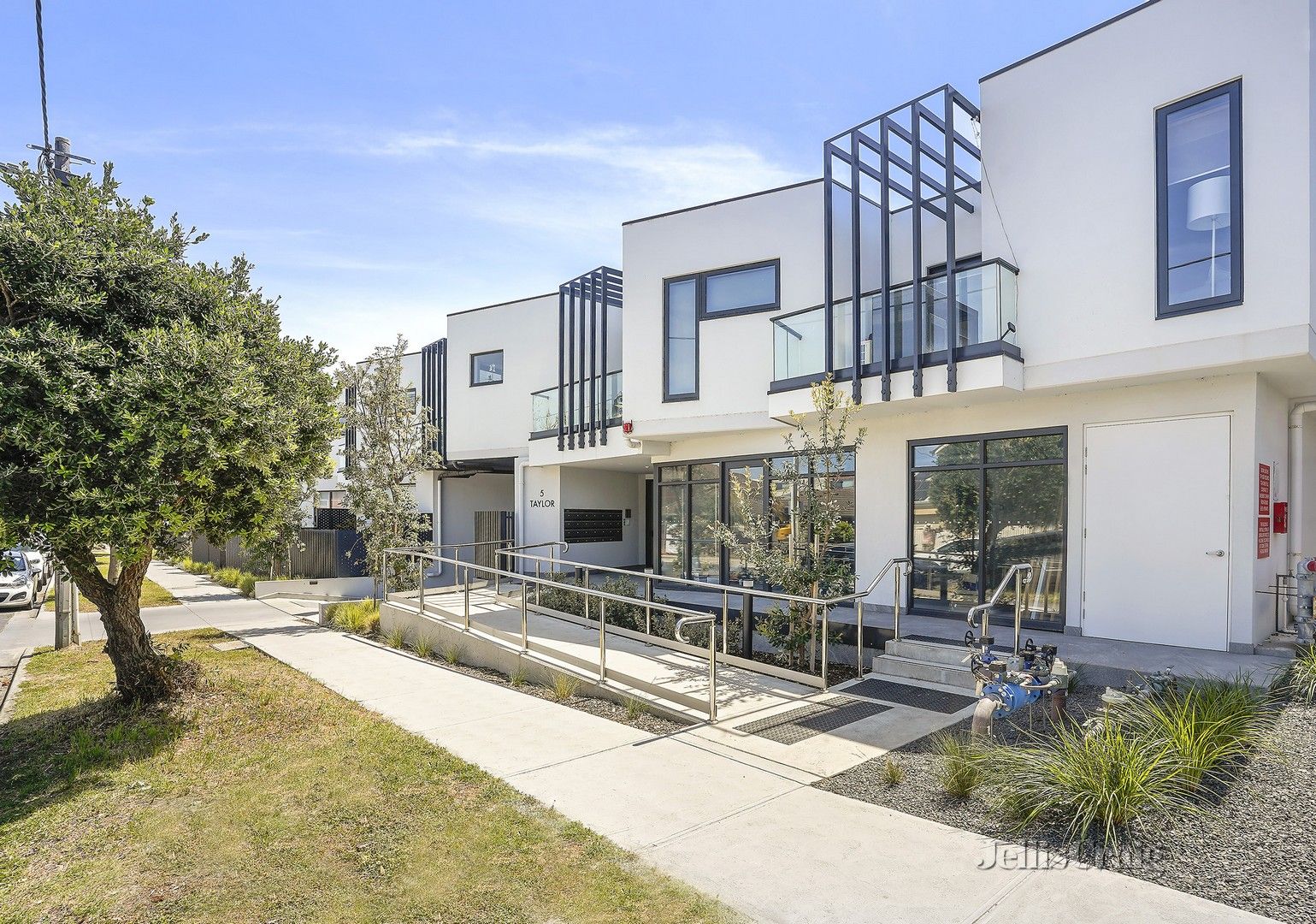2 bedrooms Apartment / Unit / Flat in 10/1-5 Taylor Avenue ASPENDALE VIC, 3195