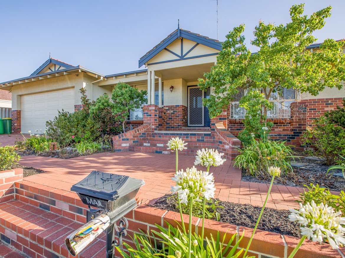 5 bedrooms House in 12 Magdalen Place COLLEGE GROVE WA, 6230