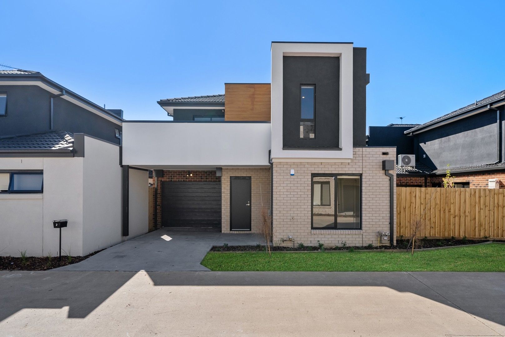 4 bedrooms Townhouse in 2 Fluorescent Street SOUTH MORANG VIC, 3752