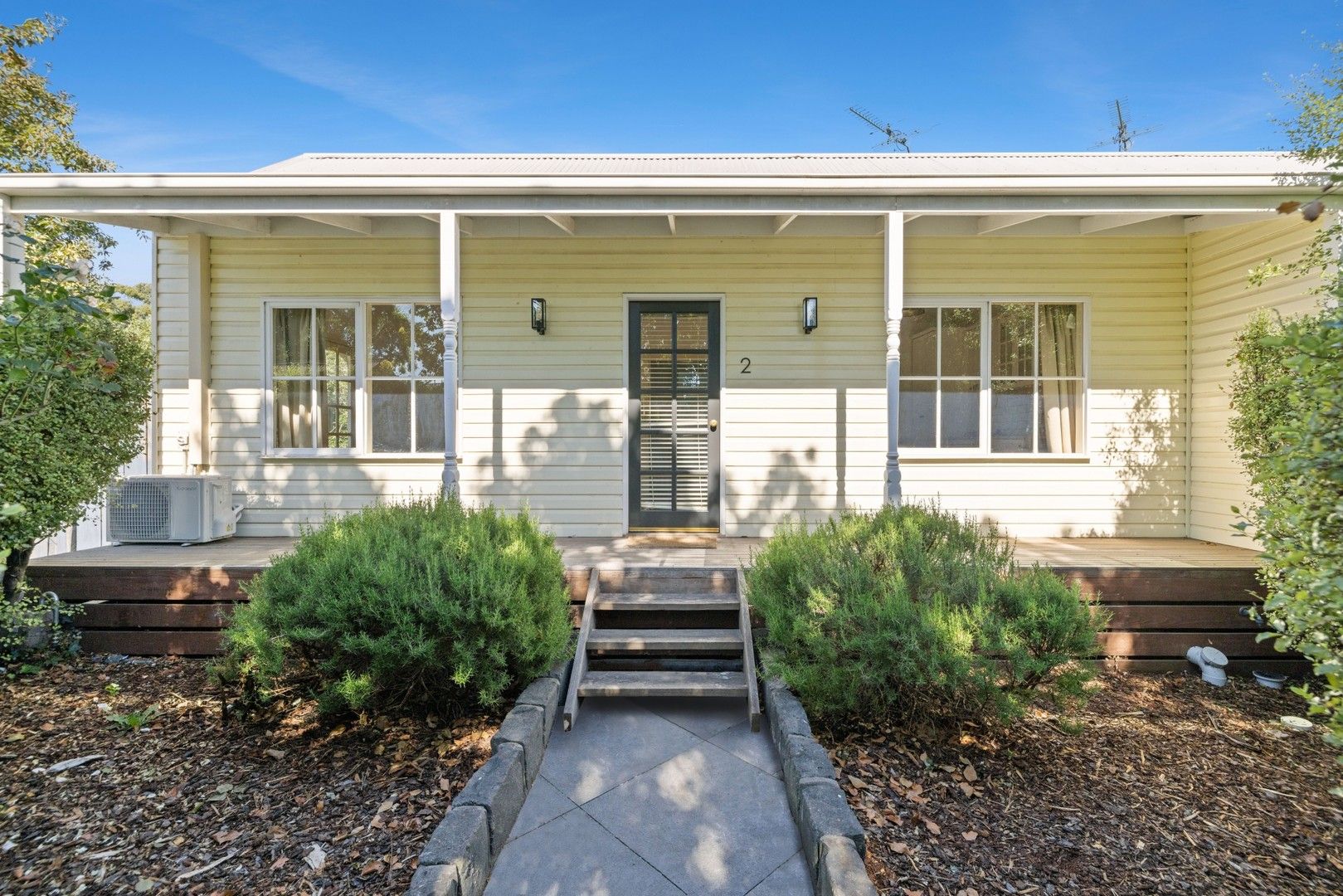 2 bedrooms Apartment / Unit / Flat in 2/52 Stawell Street ROMSEY VIC, 3434