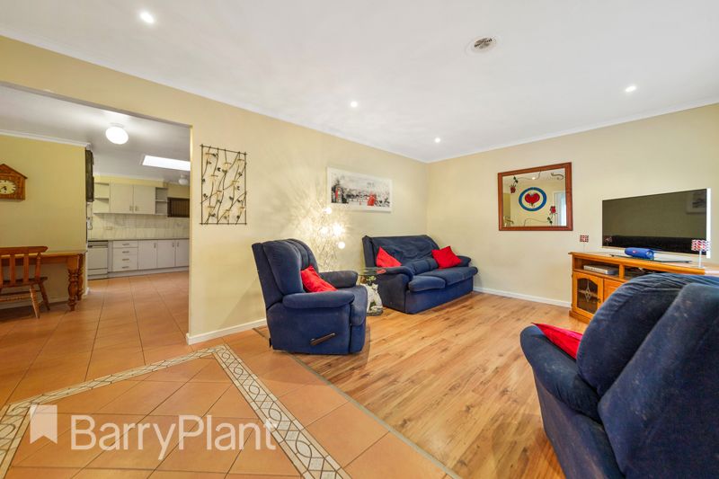 8 Maplewood Road, Kings Park VIC 3021, Image 2