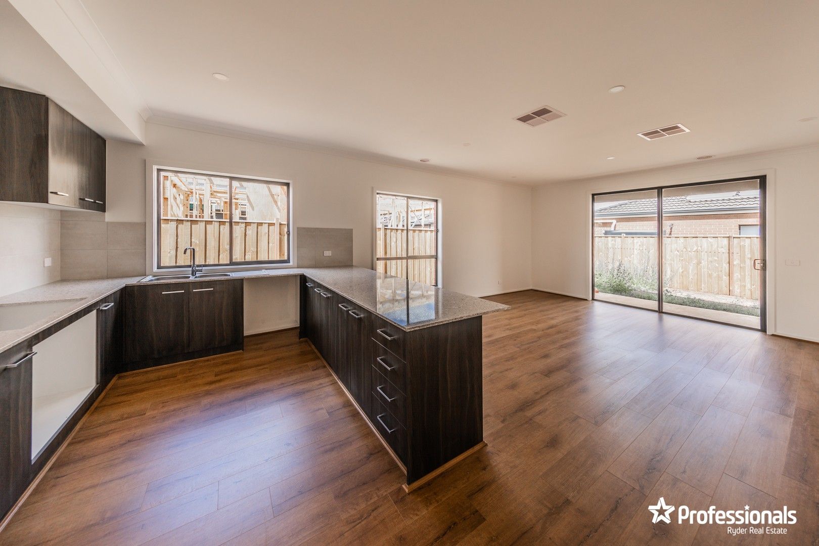 4 bedrooms House in 21 Scorpio Road WEIR VIEWS VIC, 3338