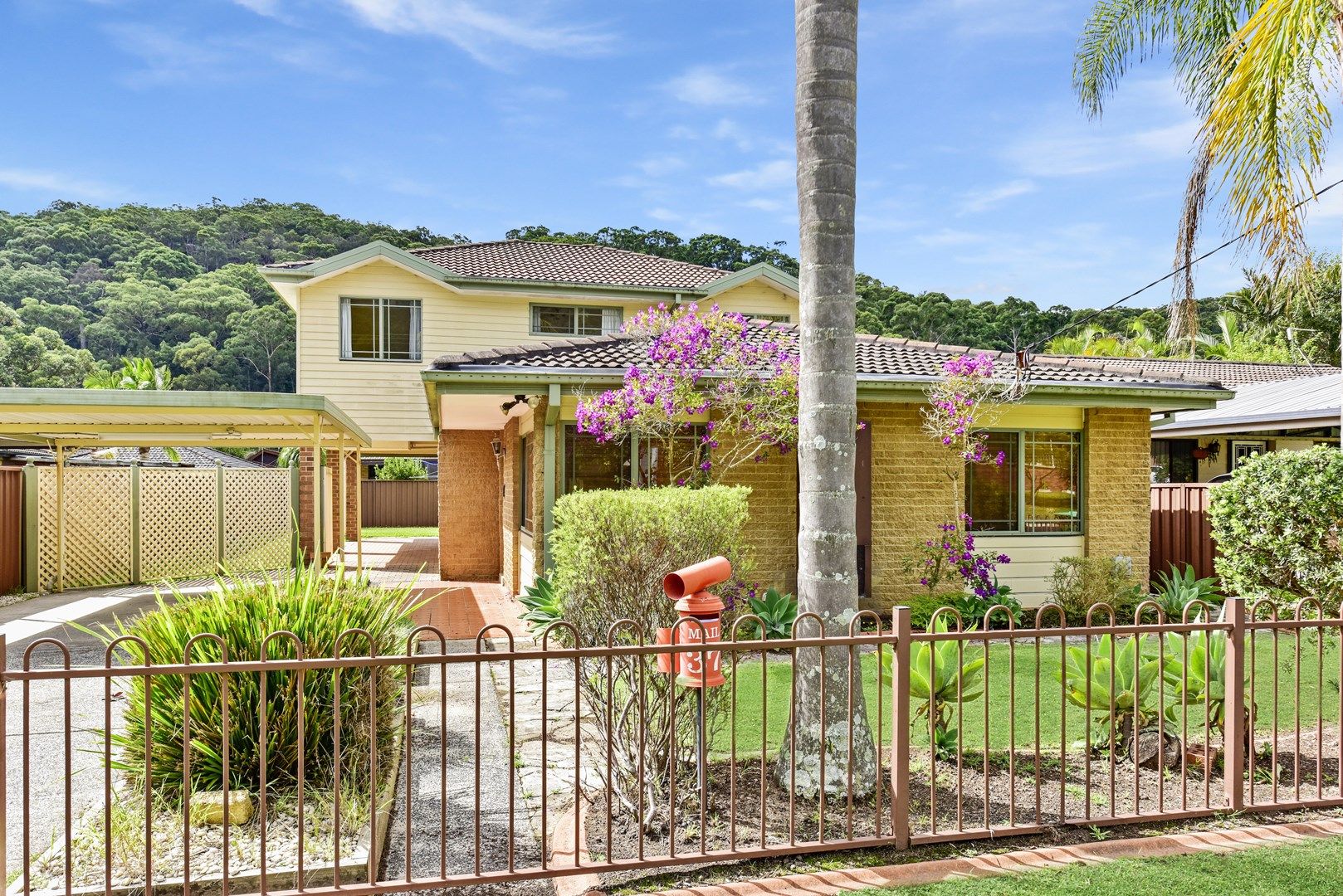 5 bedrooms House in 37 Blue Waters Parade TASCOTT NSW, 2250