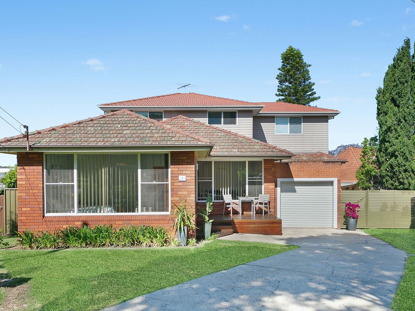 6 bedrooms House in 4 Wiggins Avenue BEVERLY HILLS NSW, 2209
