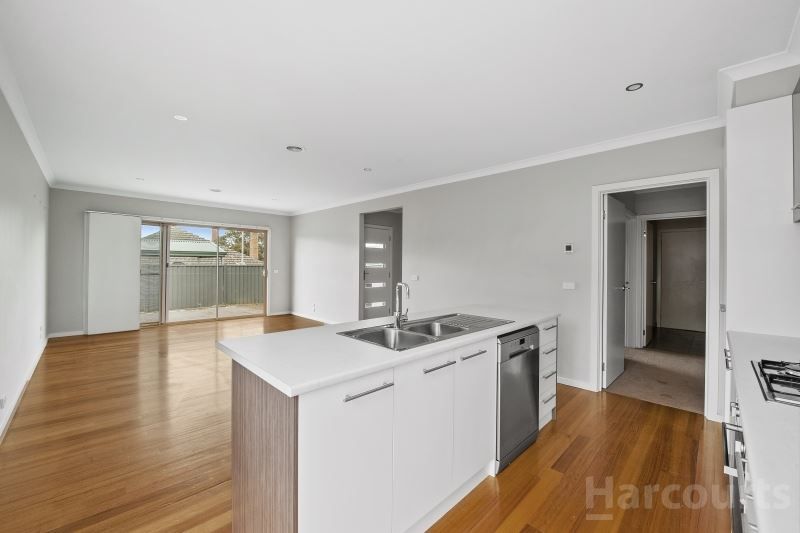 2/835 Humffray Street South, Mount Pleasant VIC 3350, Image 2