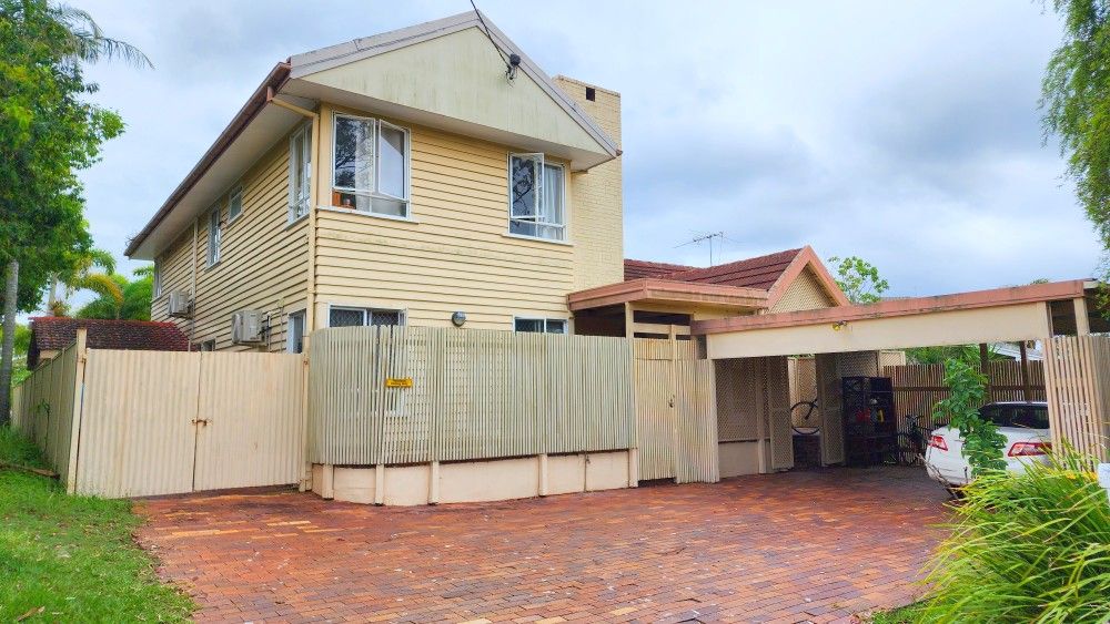 5 bedrooms House in 160 Seventh Avenue ST LUCIA QLD, 4067
