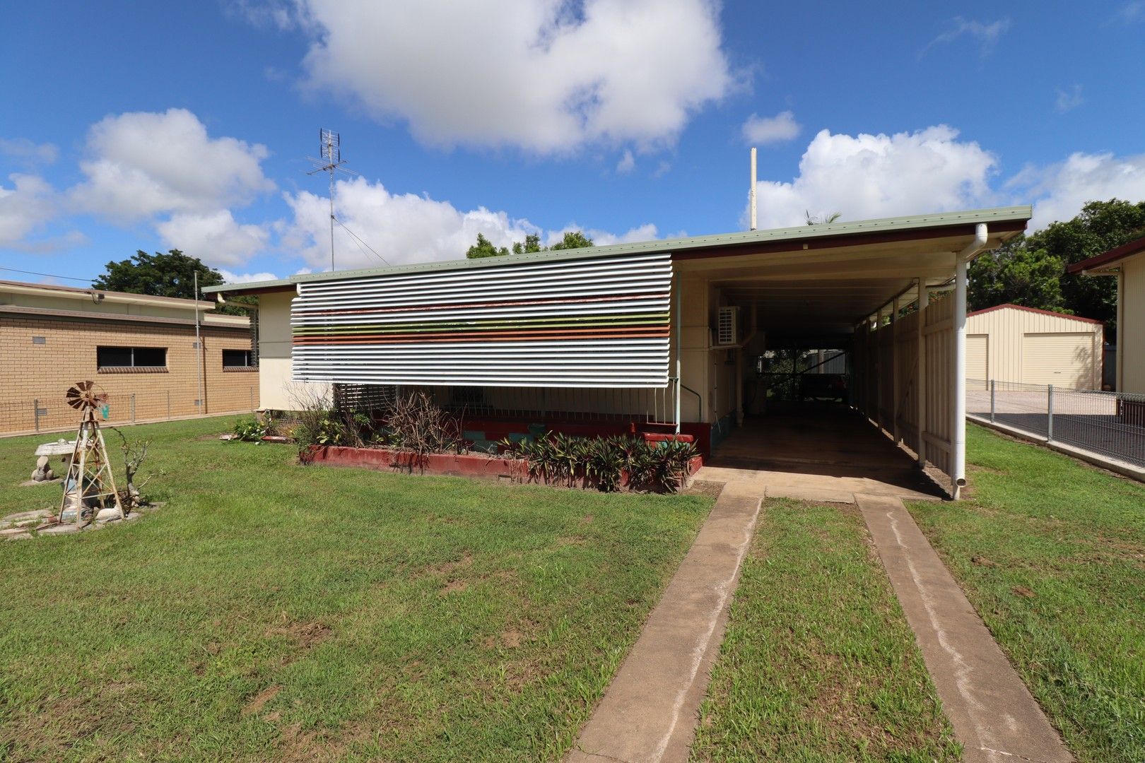 2 bedrooms House in 9 McIntyre Street AYR QLD, 4807