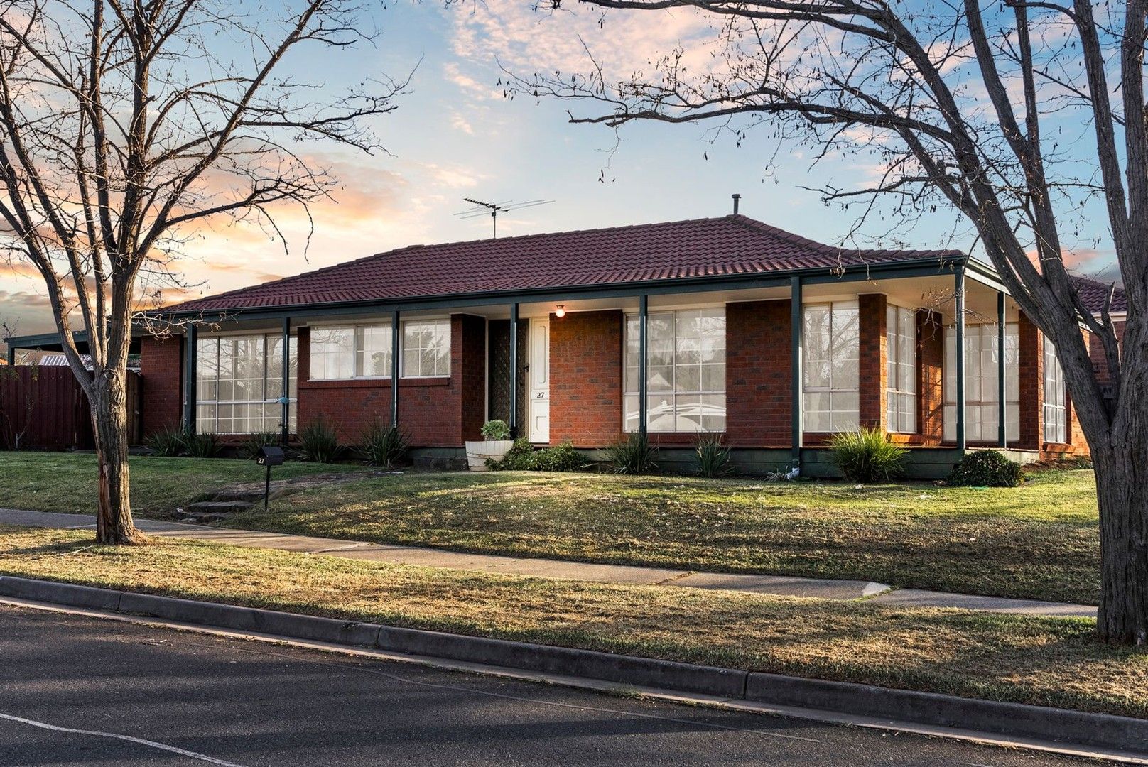3 bedrooms House in 27 Clifton Drive BACCHUS MARSH VIC, 3340