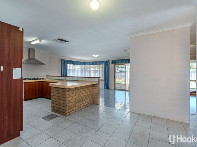 12 Camelot Court, Thornlie WA 6108, Image 2