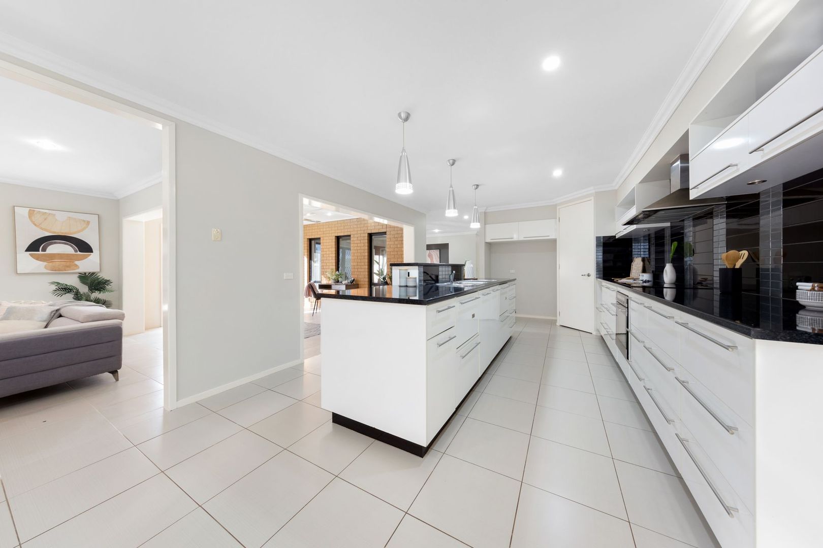 8 Daintree Retreat, Caroline Springs VIC 3023, Image 2