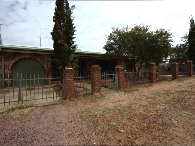 2 bedrooms Apartment / Unit / Flat in 2/2 Racecourse Rd NARRANDERA NSW, 2700