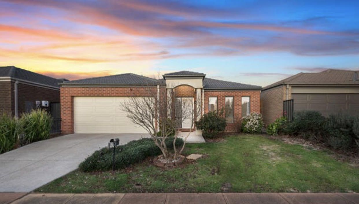 4 bedrooms House in 33 Villiers Drive POINT COOK VIC, 3030
