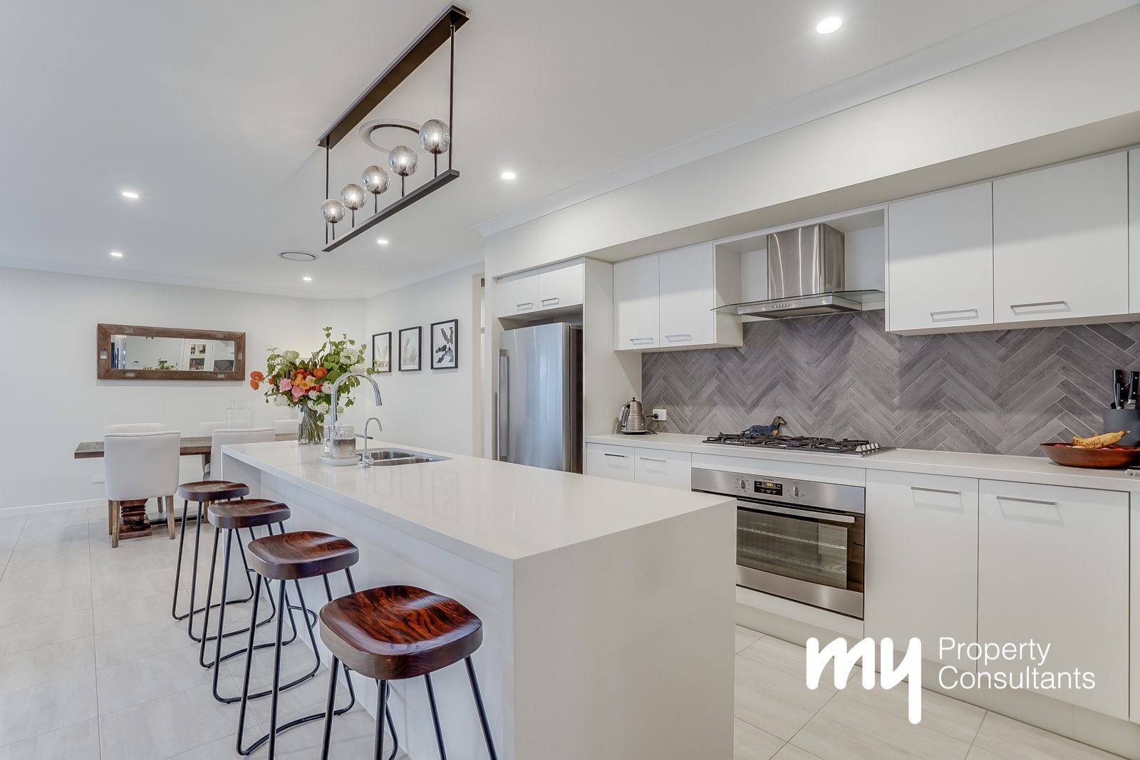 4 bedrooms House in 21 Mclaurin Avenue ORAN PARK NSW, 2570