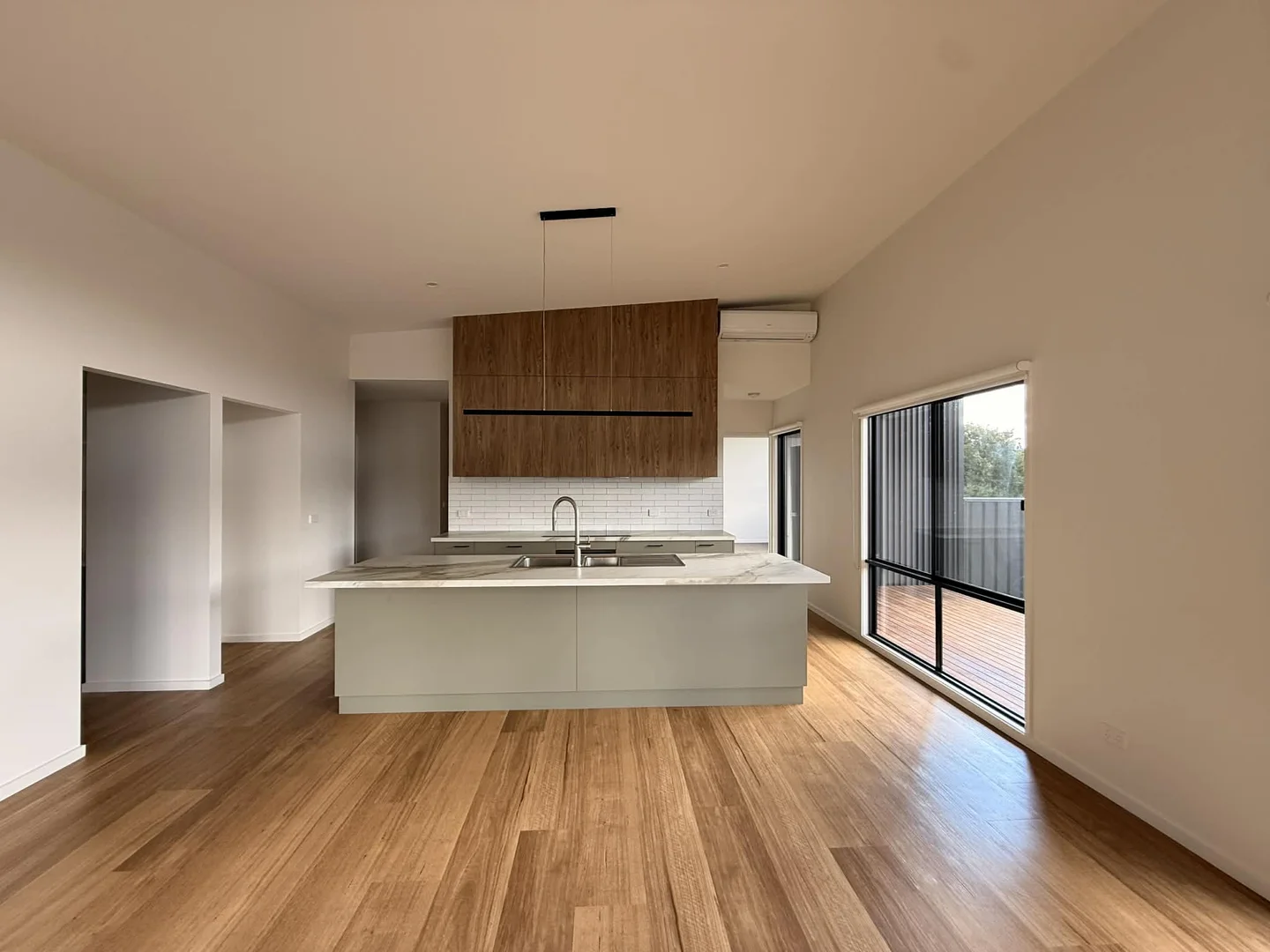 Additional image 5 of Bright VIC 3741