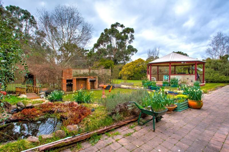 35 Melaleuca Drive, ENFIELD VIC 3352, Image 2