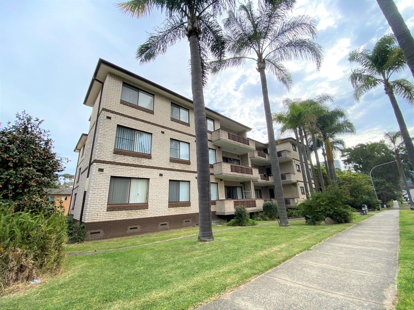 2 bedrooms Apartment / Unit / Flat in 6/25 Woids Avenue HURSTVILLE NSW, 2220