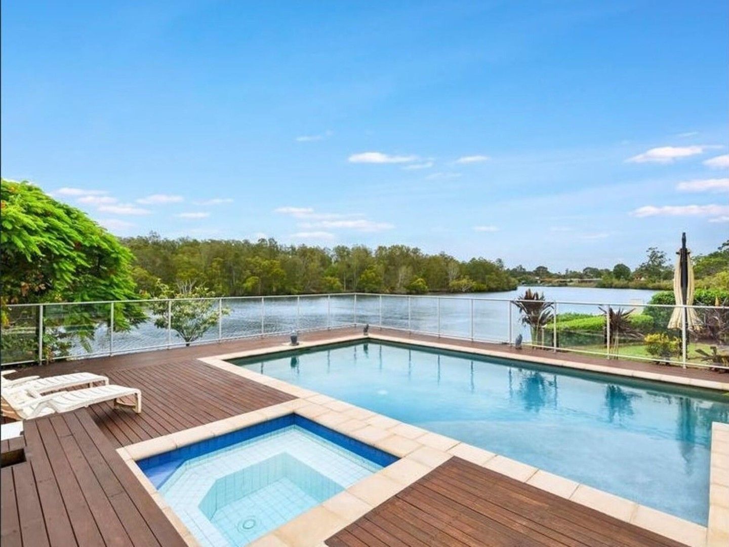 4 bedrooms House in 182 Nineteenth Avenue ELANORA QLD, 4221