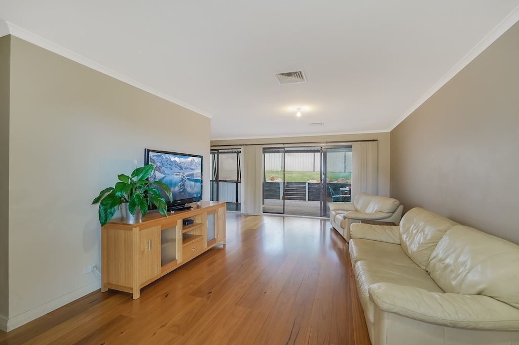 10 Trebbiano Place, Eschol Park NSW 2558, Image 2